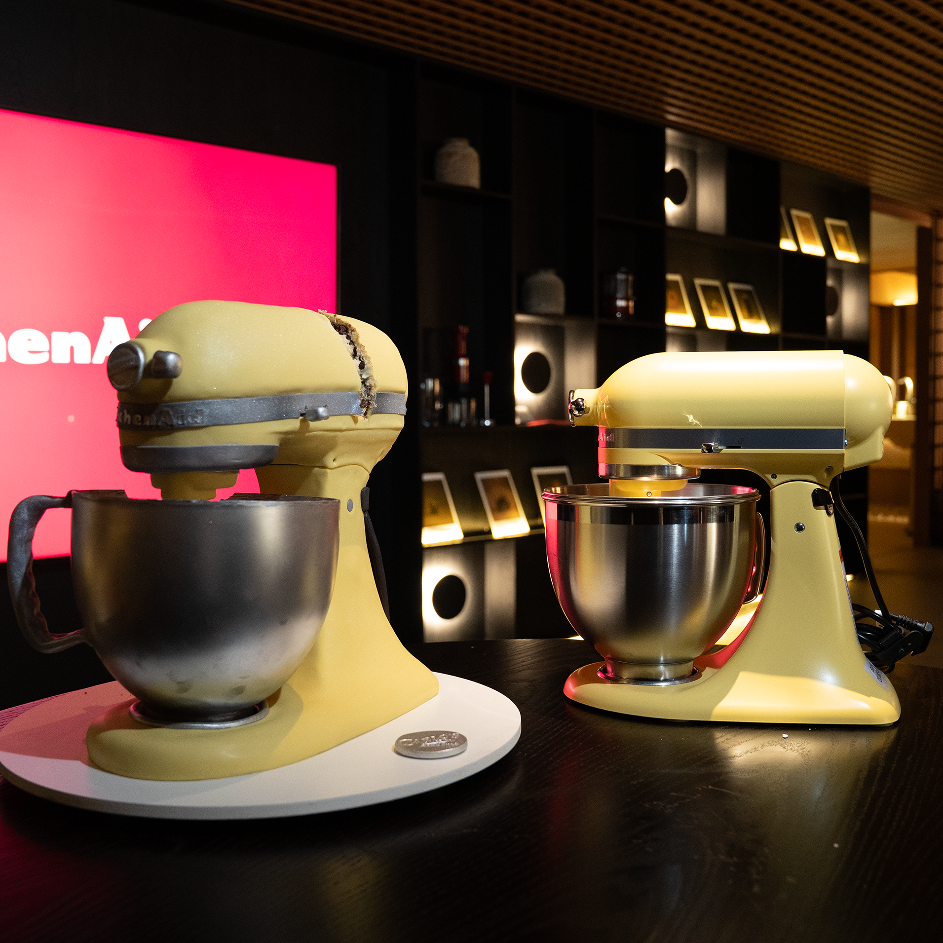 Batedeira amarela KitchenAid ao lado de bolo esculpido igual, criação da Carlo’s Bakery.