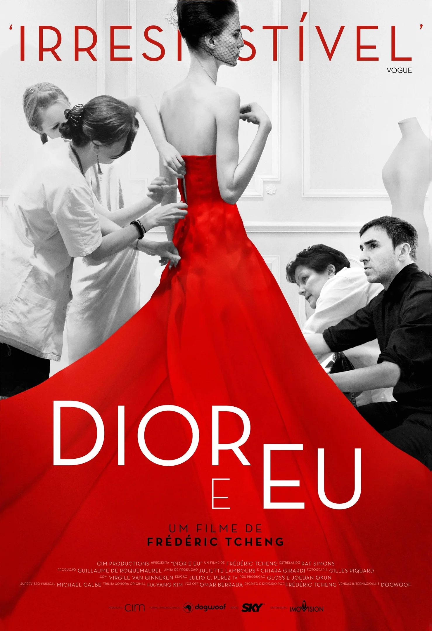 Costureiras ajustam vestido vermelho enquanto um homem observa. Dior e Eu, filme de Frédéric Tcheng.