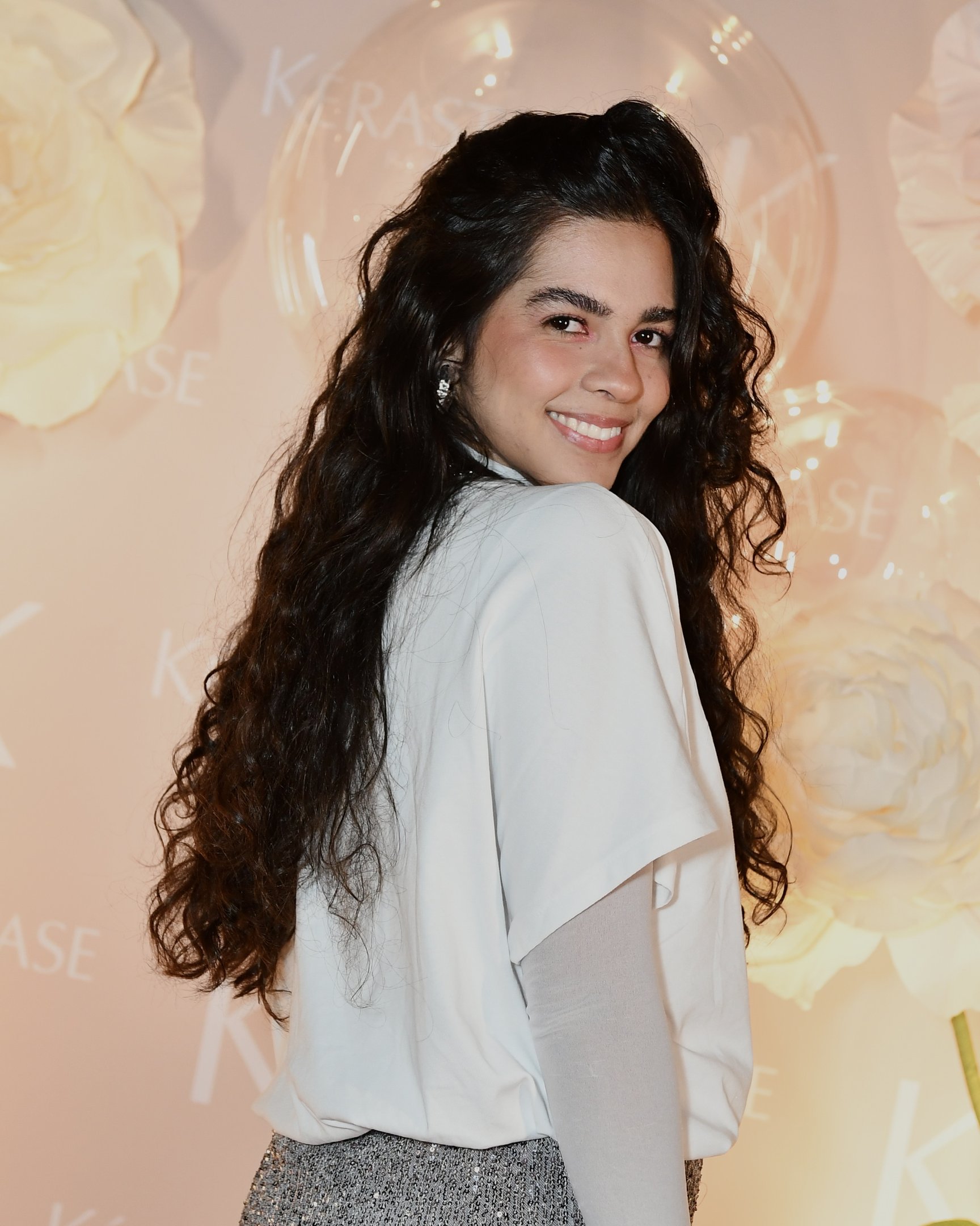 Malu ferrari com cabelo finalizado depois do uso da coleção Gloss Absolu da Kérastase, linha de brilho intenso para o cabelo
