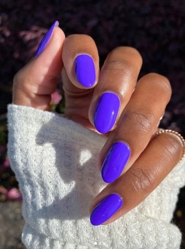 Cansada das unhas decoradas? Essas são as cores de esmalte do momento