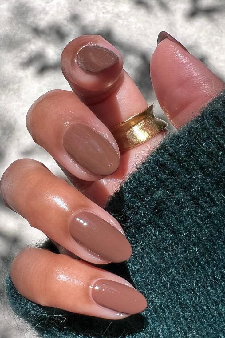 Cansada das unhas decoradas? Essas são as cores de esmalte do momento