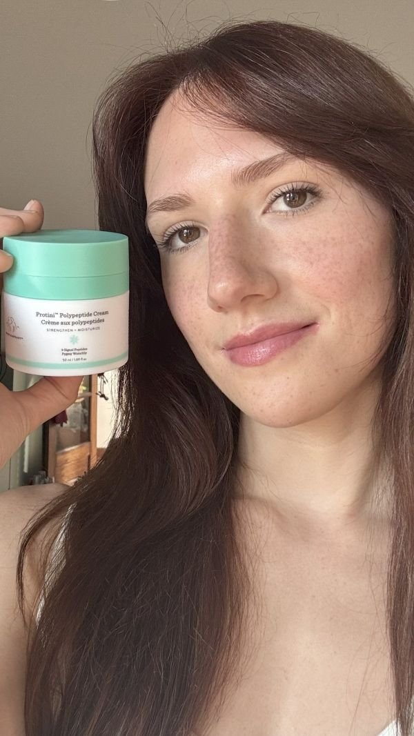 Giovanna Ferrante posa com o hidratante da Drunk Elephant