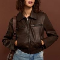 Jaqueta em Material Sintético e com Bolsos de Zíper Marrom