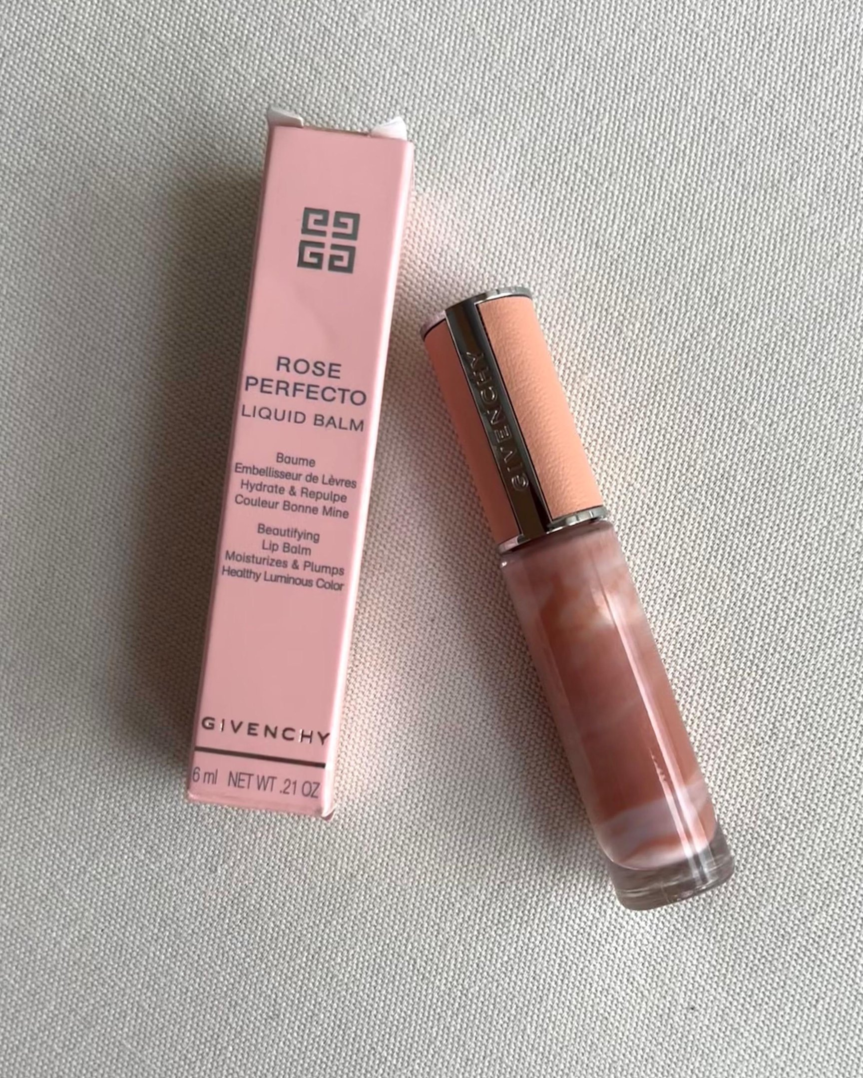 Lip balm Givenchy Rose Perfecto líquido em embalagem rosa e frasco transparente com tampa rosa.