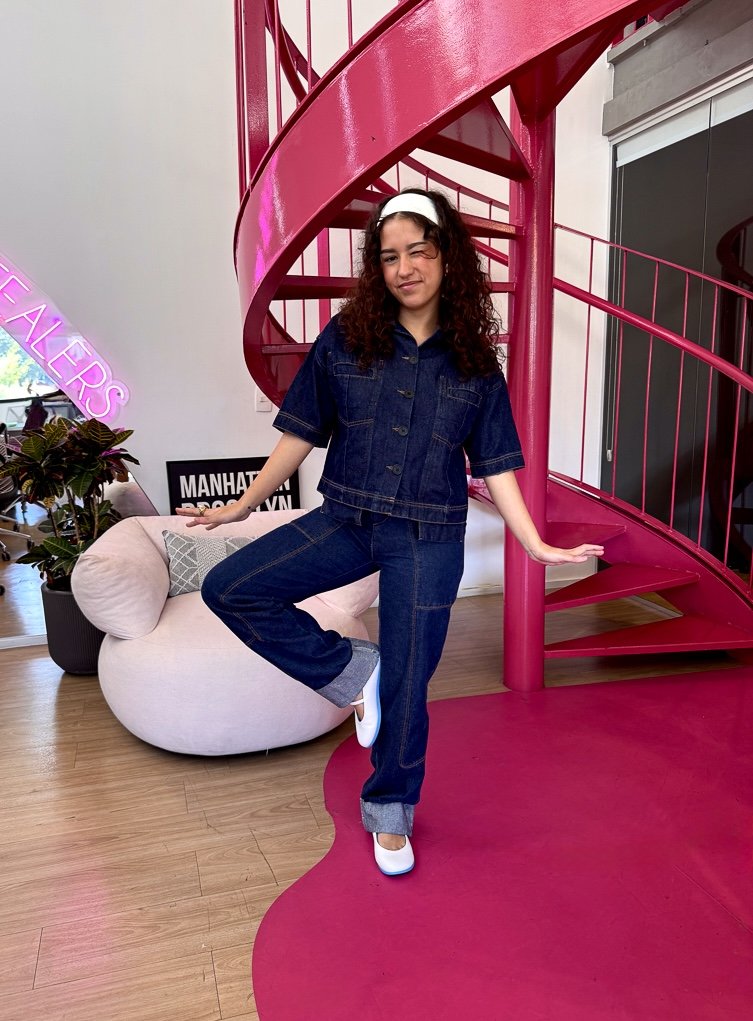 Sarah usando look all jeans e sapato branco