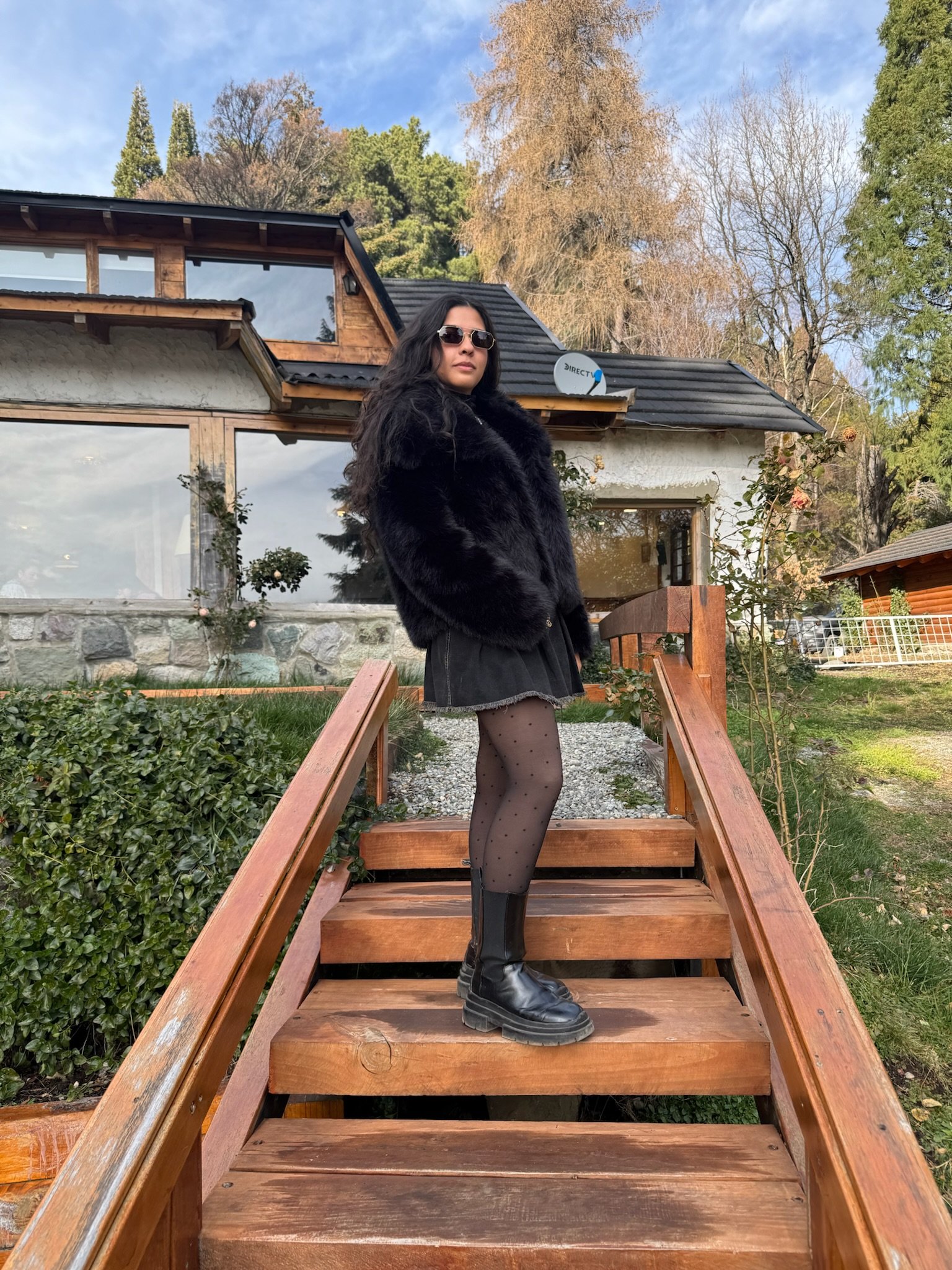 inspiração de inverno all black, um dos looks estilosos com meia-calça térmica