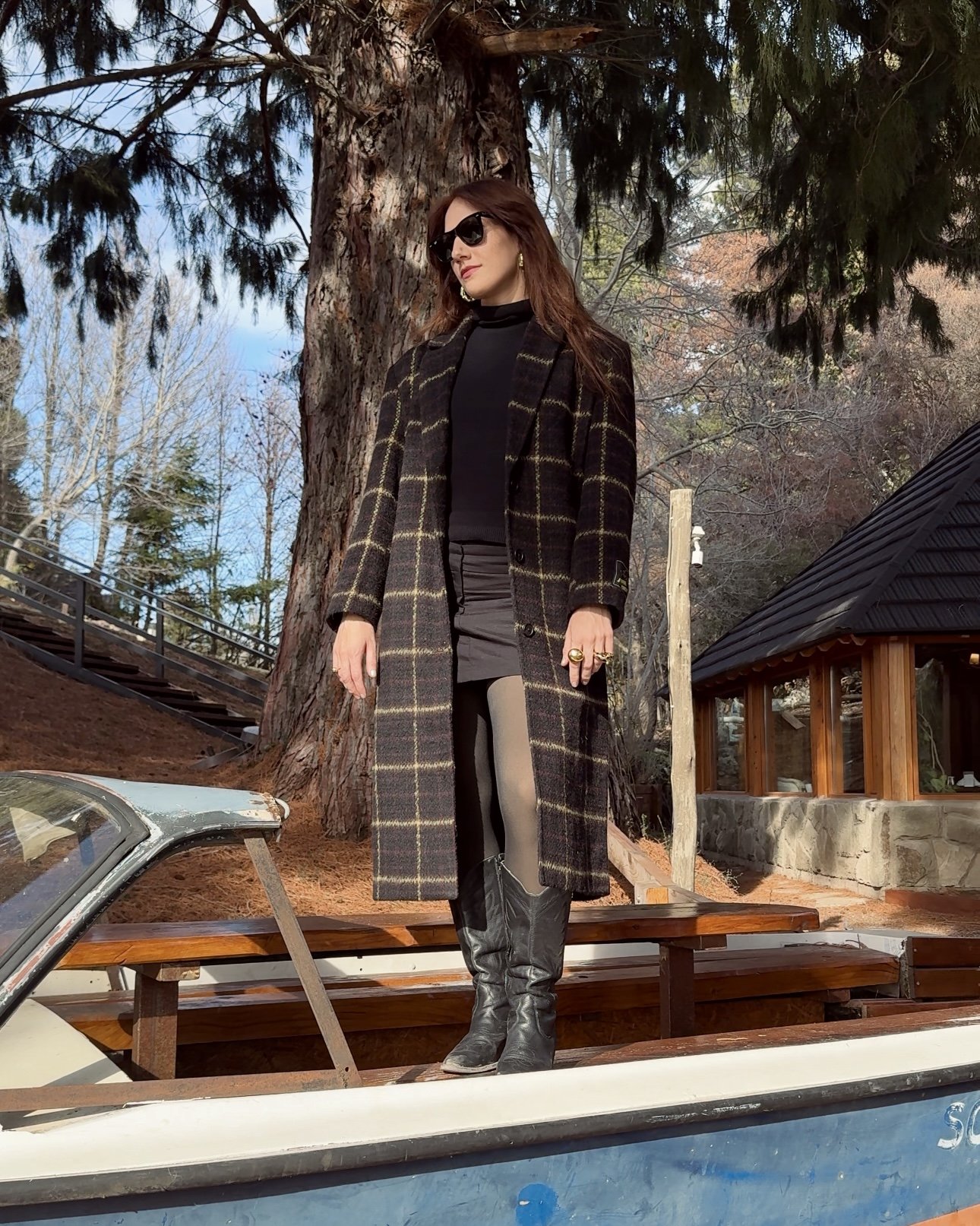 inspiração de inverno minimalista, um dos looks estilosos com meia-calça térmica