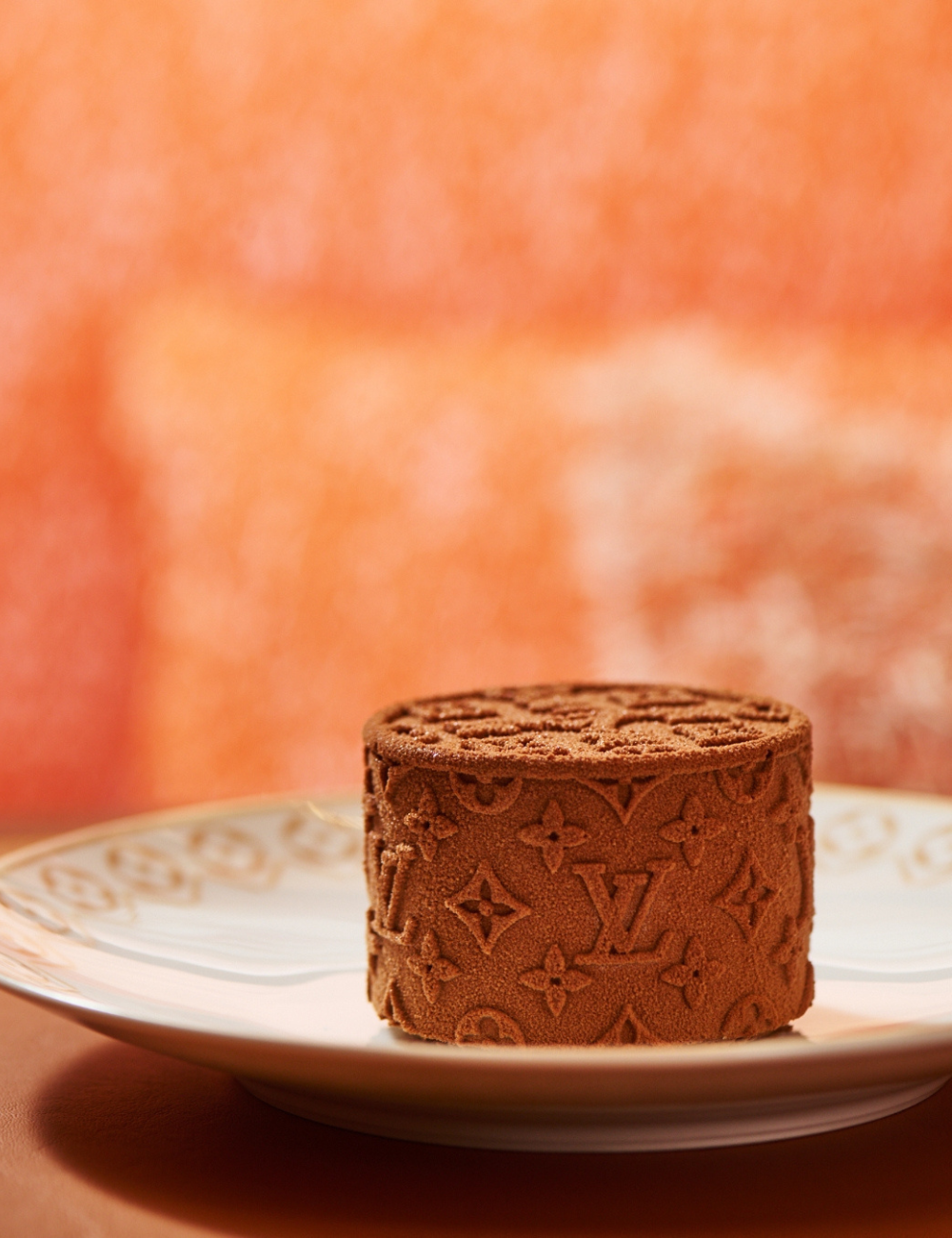 Doce sofisticado com logotipo em prato elegante, unindo moda e comida. fundo desfocado laranja.