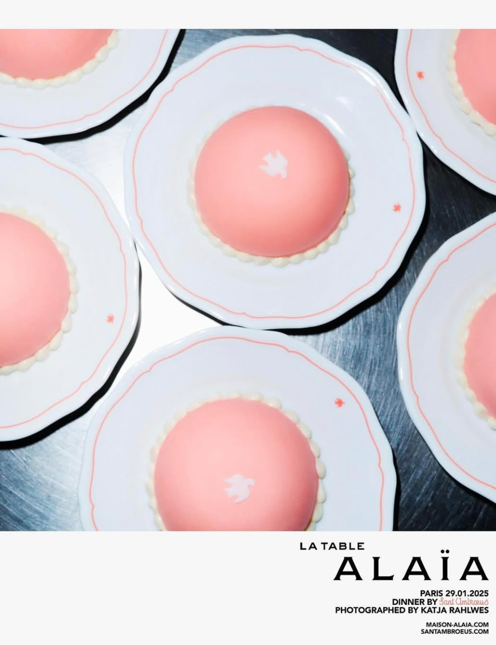 Sobremesas elegantes em pratos brancos destacam-se pela tonalidade rosa, evocando moda e requinte culinário.