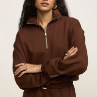 Blusa Manga Longa em Moletinho com Fechamento de Zíper no Decote Marrom