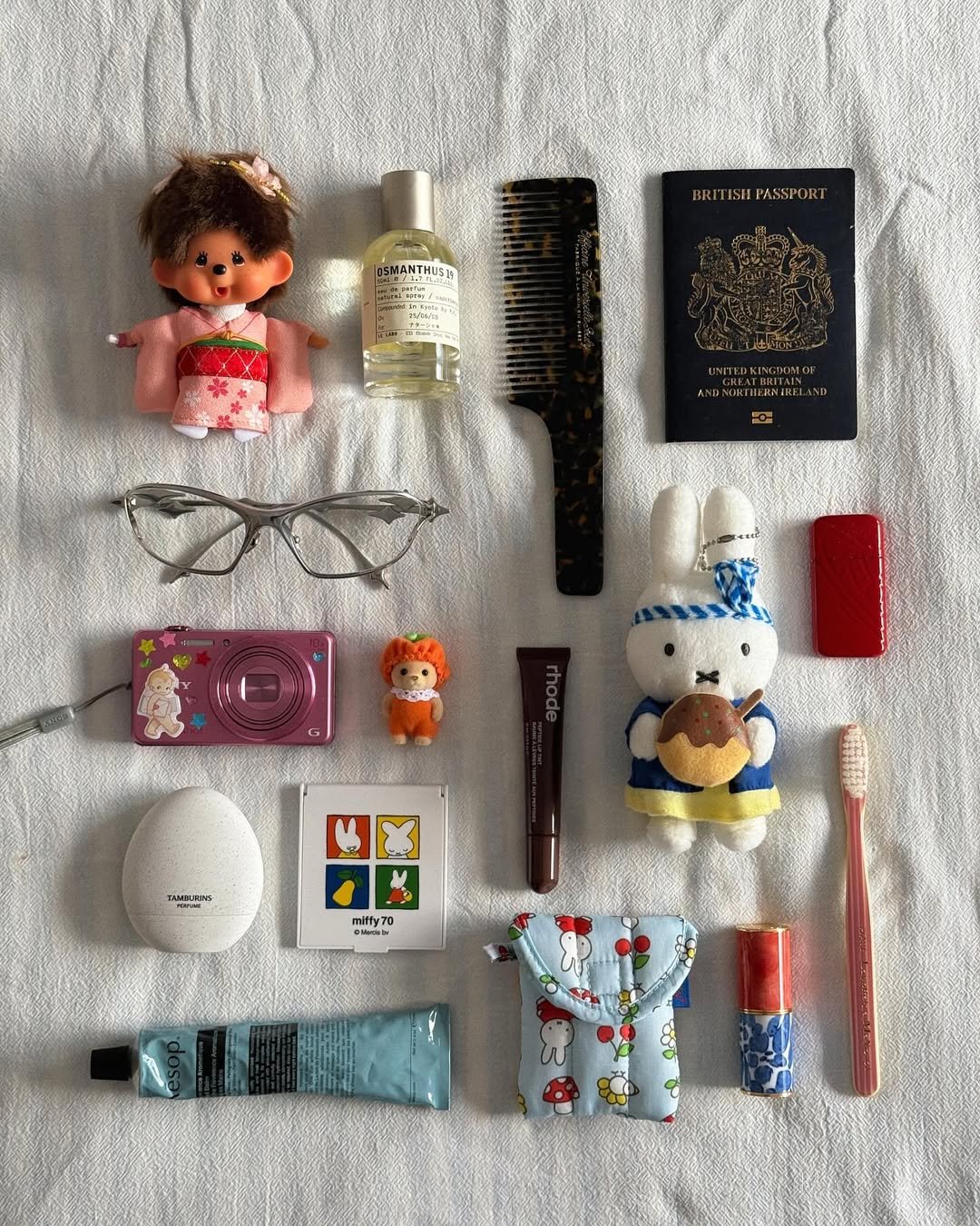 o que levar em um kit de viagem perfeito? foto com itens pessoais