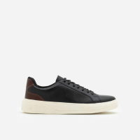 Tênis em Couro com Cadarço em Elástico e Recortes Preto