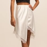 Saia Curta em Cetim com Renda na Barra Assimétrica Prata