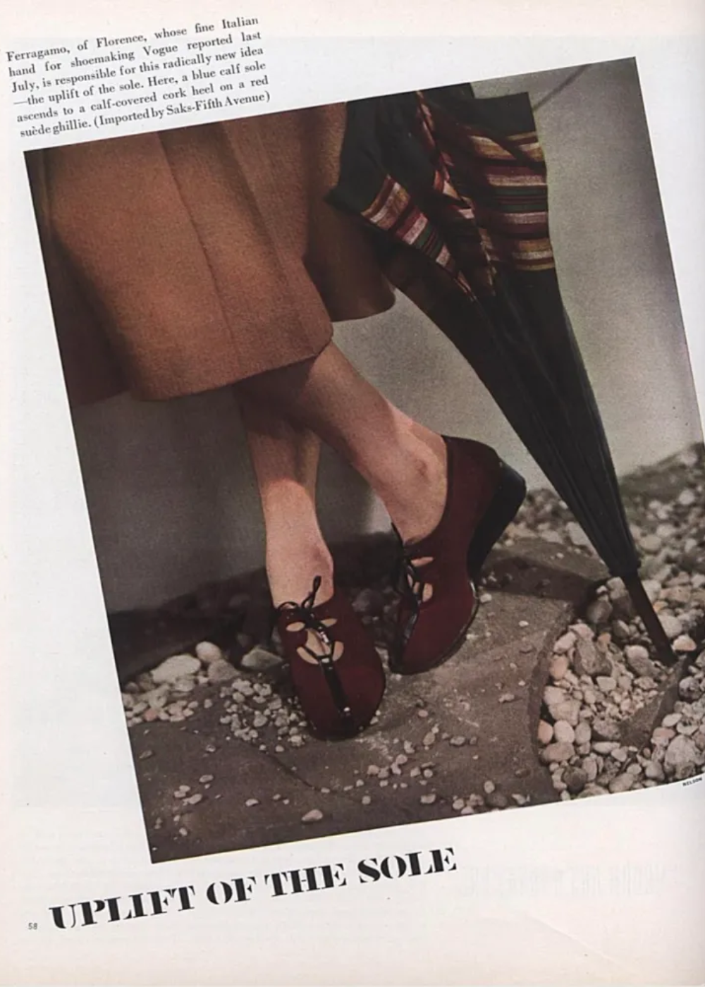 Pés de uma pessoa usando calçados vermelhos com salto anabela, próximo a guarda-chuva listrado.