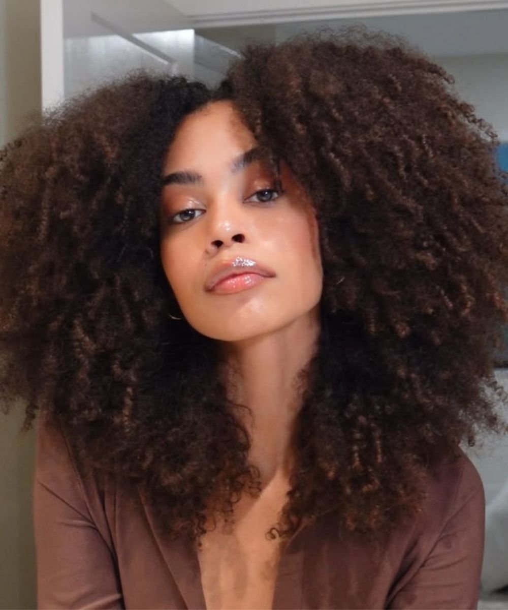 Cabelo crespo volumoso e saudável, destacando a importância do melhor shampoo para cabelo crespo.