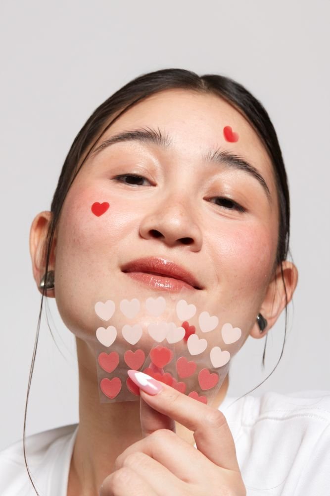 Tá, mas o que são e para que servem os adesivos secativos para espinhas?