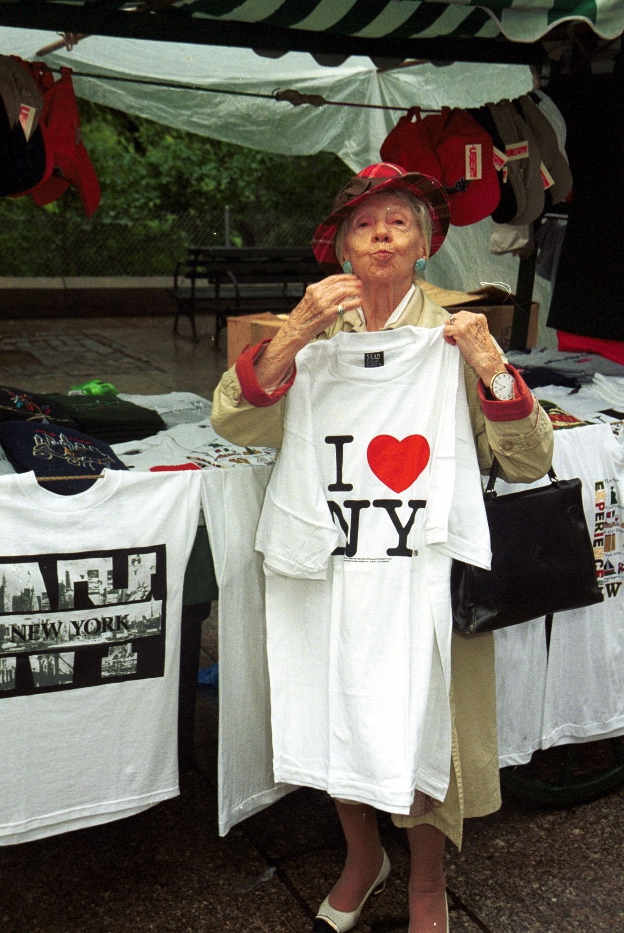 Senhora exibe camiseta branca com 