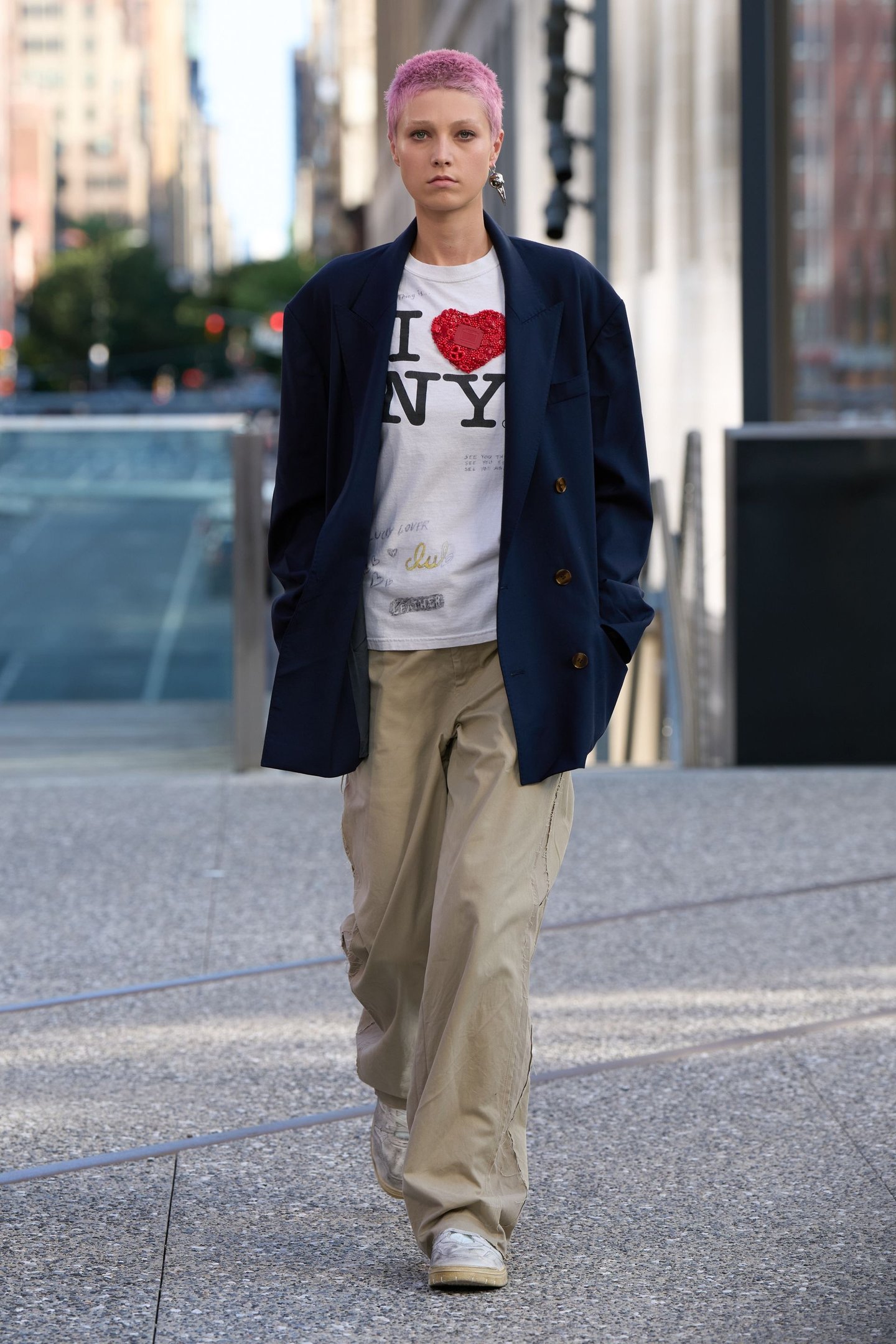 Pessoa com cabelo rosa veste camiseta 
