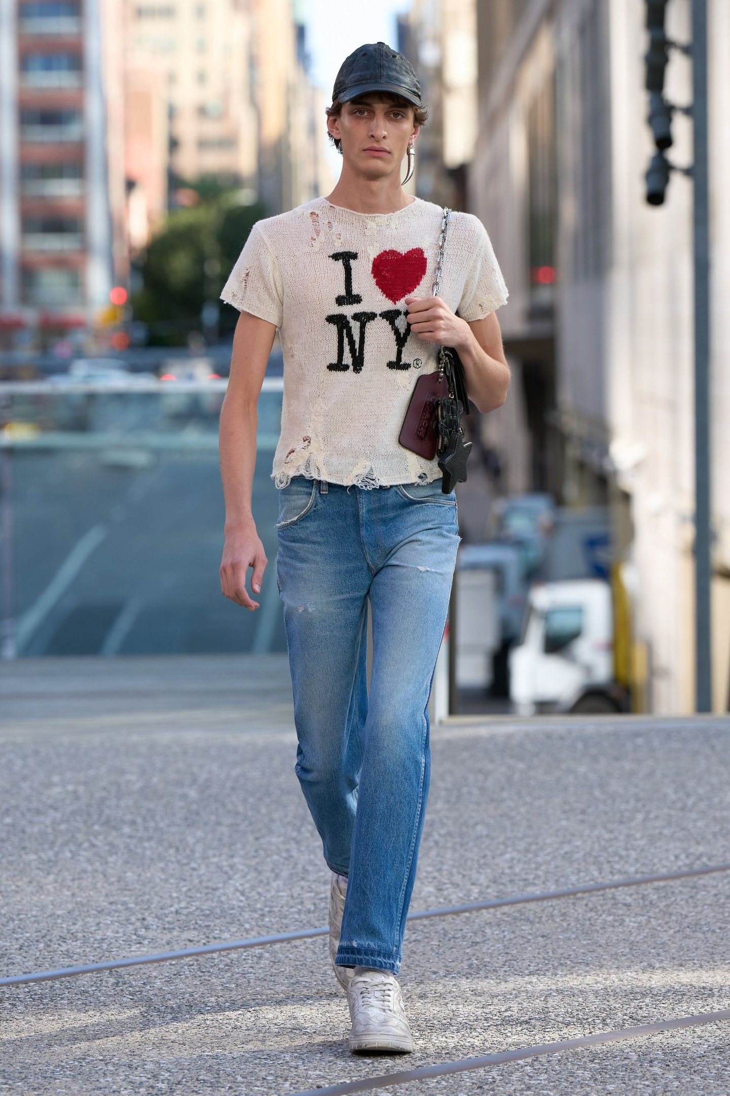 Pessoa usando camiseta desgastada com a frase 