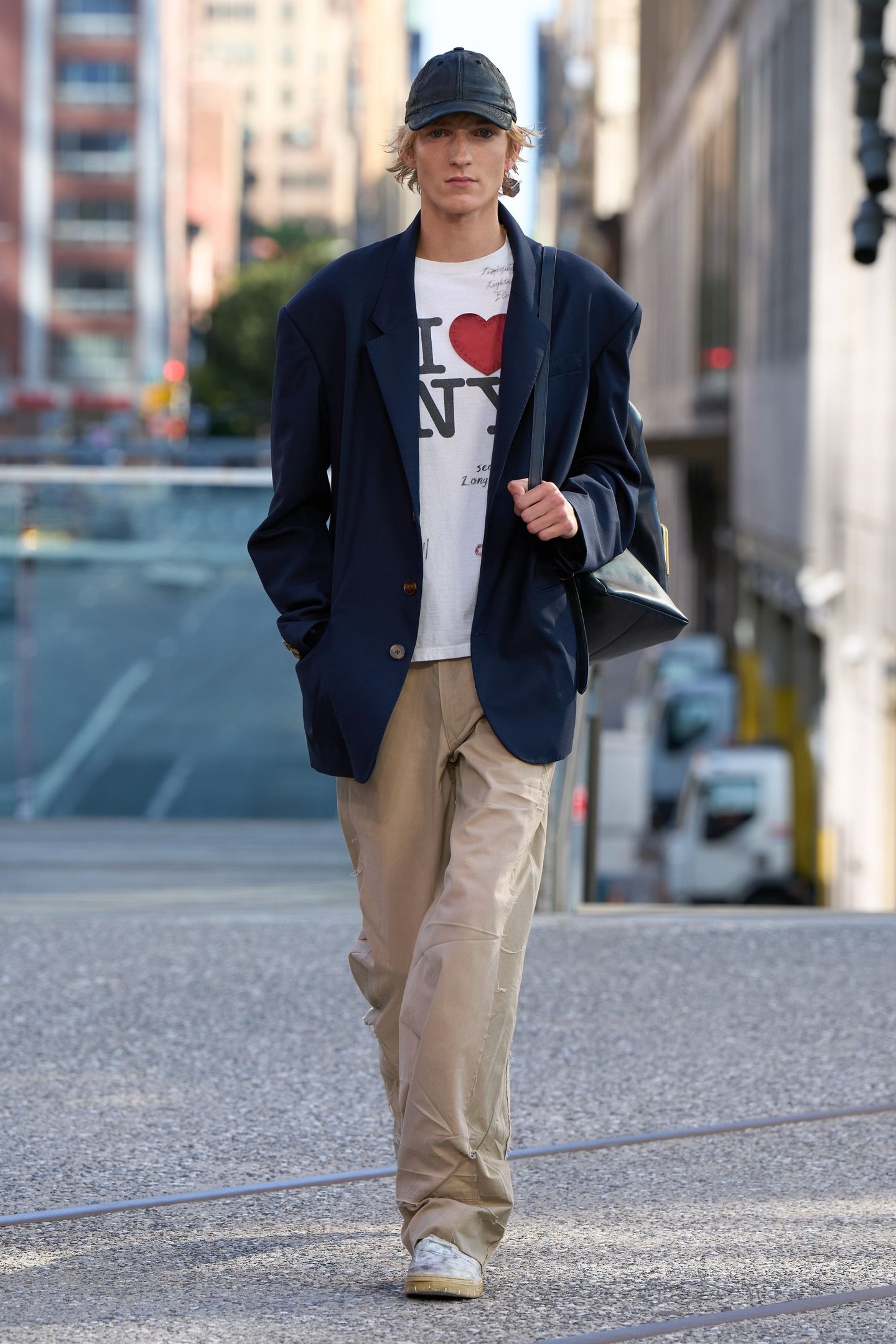 Pessoa caminhando pela cidade usando camiseta com estampa 