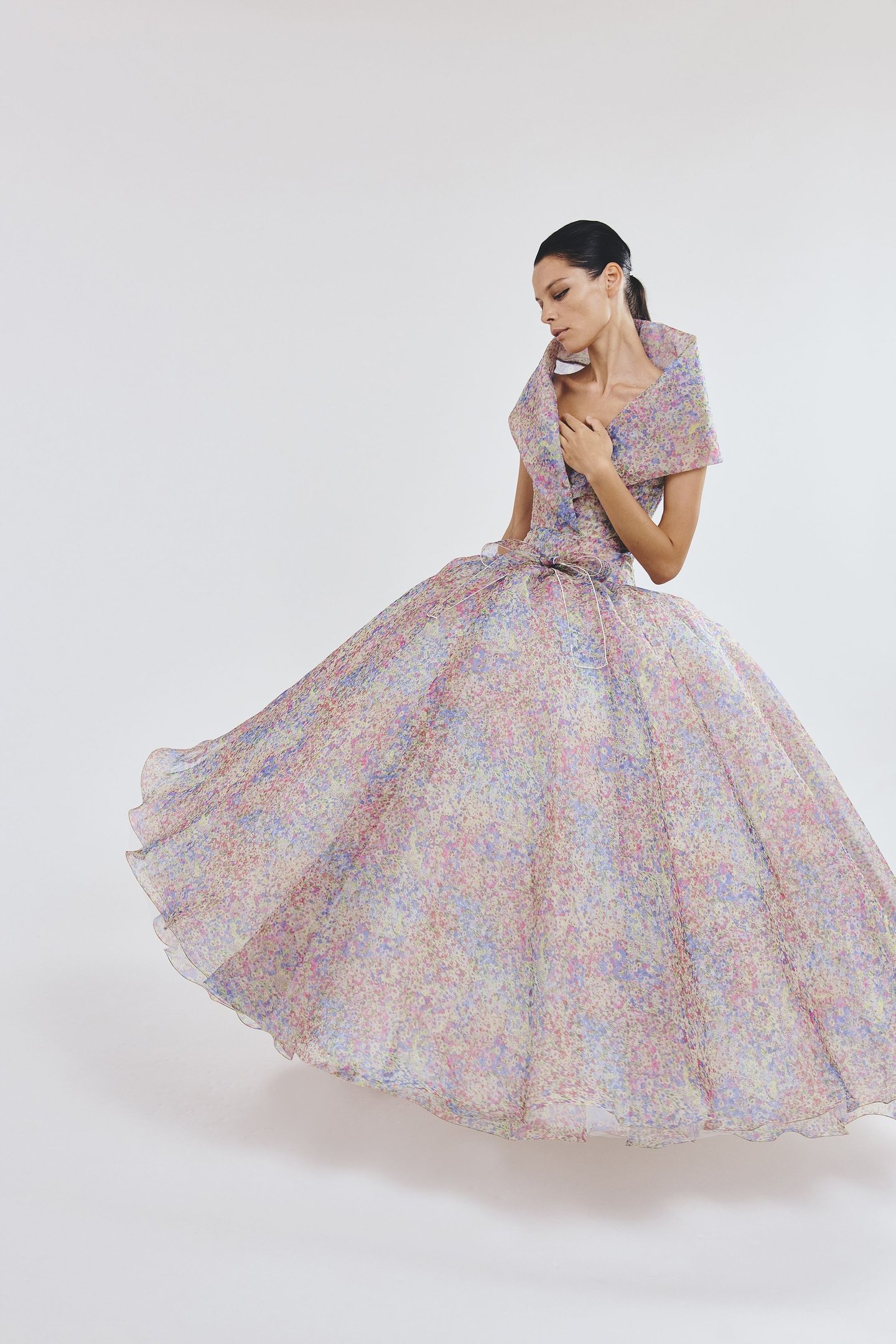 Vestido floral volumoso, tendência da alta-costura, com tons pastel e detalhes delicados no tecido.