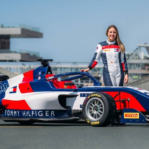 Tommy Hilfiger é a nova parceira oficial de vestuário da equipe Cadillac Formula 1