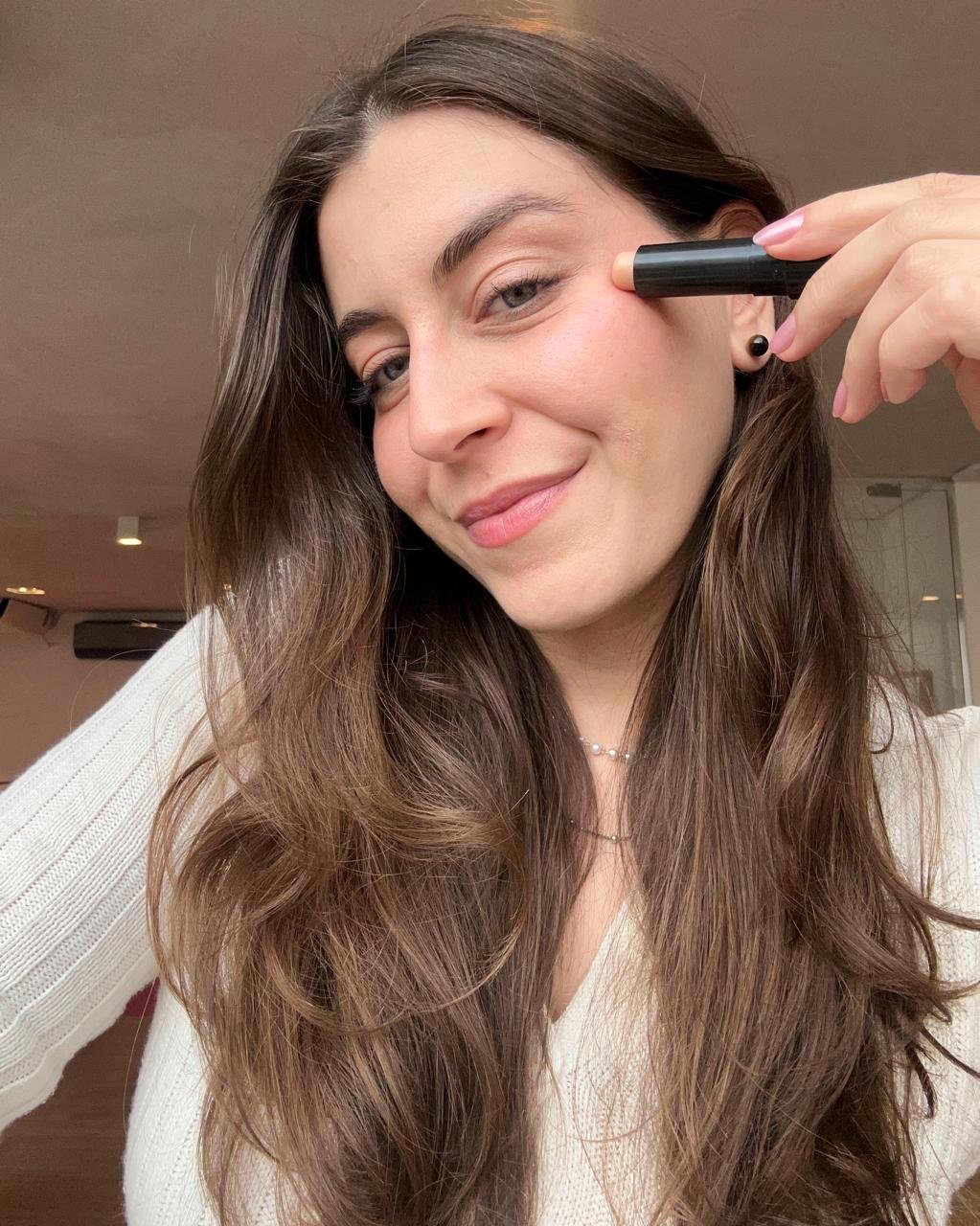sofia alvarenga aplicando o bastão iluminador multifuncional da bako
