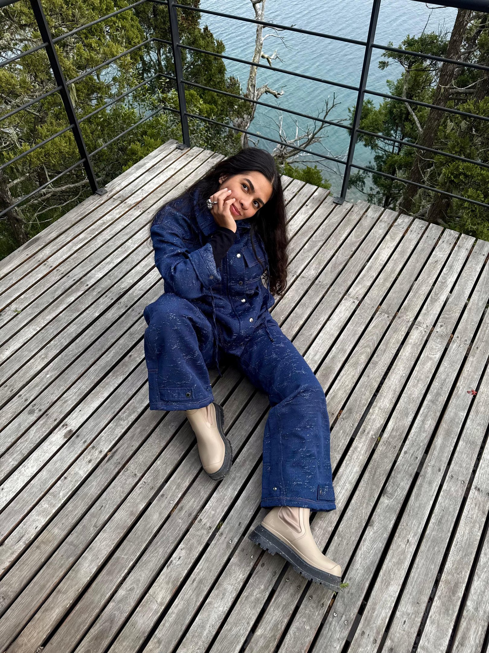 malu ferrari usando look all jeans e coturno, um dos modelos de bota perfeita para o inverno