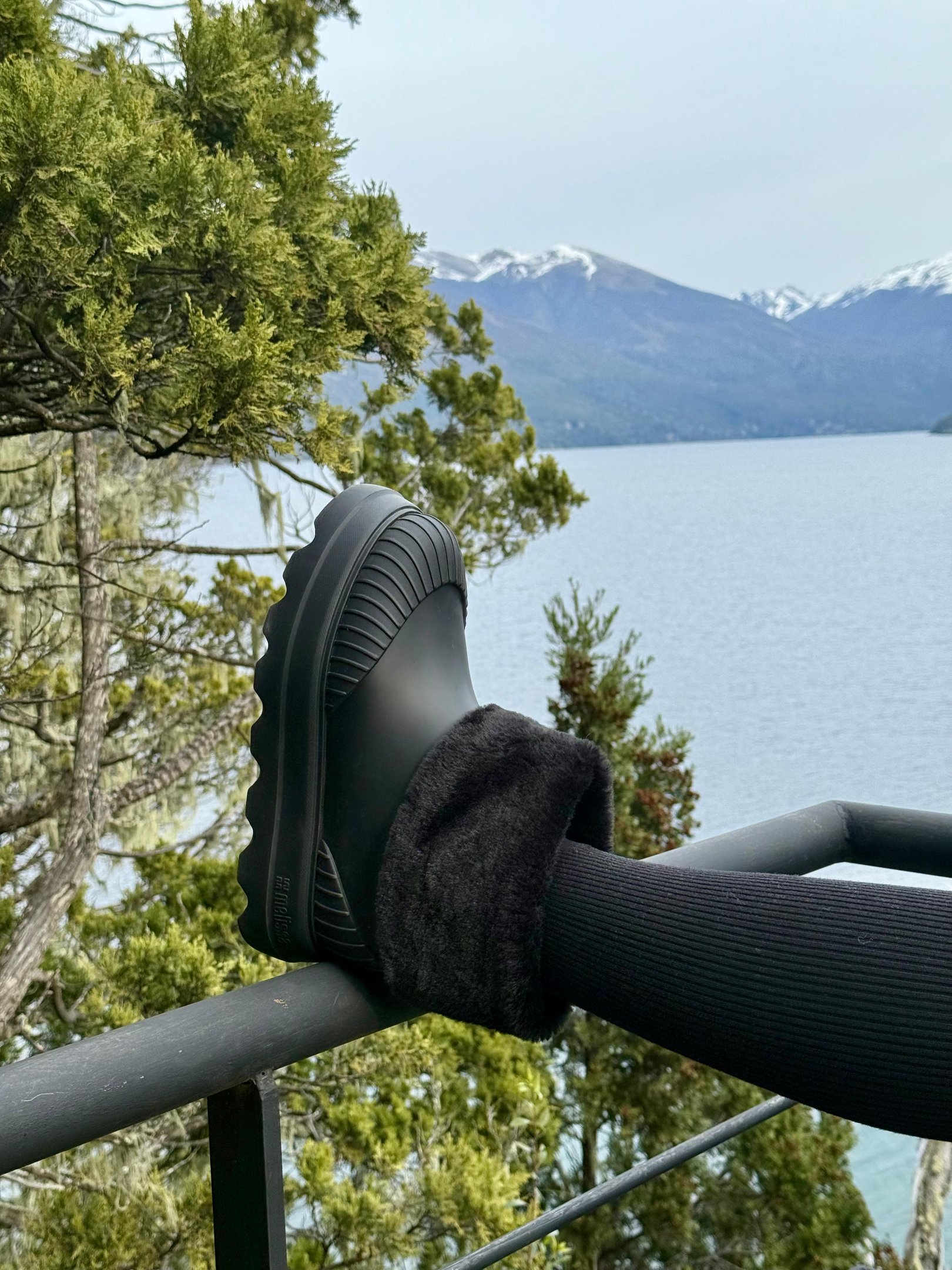 bota perfeita para o inverno preta de pelo