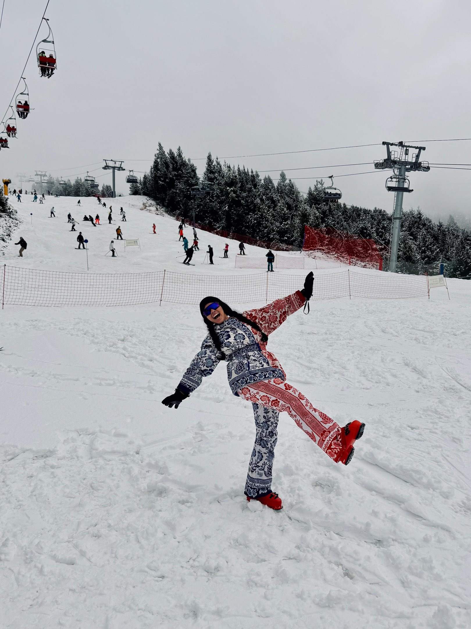 Esquiadora sorridente posa na neve, em Bariloche, tudo sobre esquiar pela primeira vez