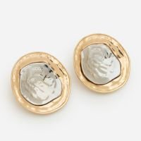 Brinco Botão com Efeito Martelado Bicolor Dourado/Prata