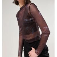 blusa manga longa em tule preto transparente com estampa azul de cobra