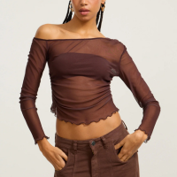 Blusa em Tule Sobreposta com Ombro Assimétrico Marrom