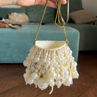 bolsa handmade com franja em pérolas e detalhes dourados