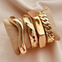 Conjunto com 4 Braceletes Maximalista Dourado Femininas Pulseira Bracelete