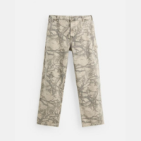 CALÇA DE CARPINTEIRO COM ESTAMPA ABSTRATA