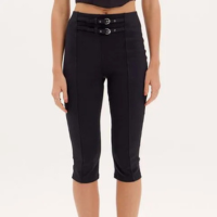 Calça Capri Com Fivelas