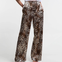 Calça Fluída em Cetim Estampa Animal Print Oncinha Marrom
