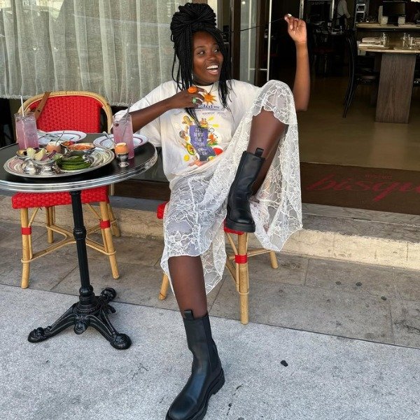 Saia com camiseta é a combinação estilosa e infalível para apostar