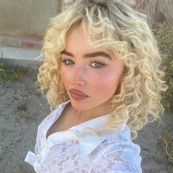 O loiro esverdeado é a nova tendência de cabelo entre as gringas