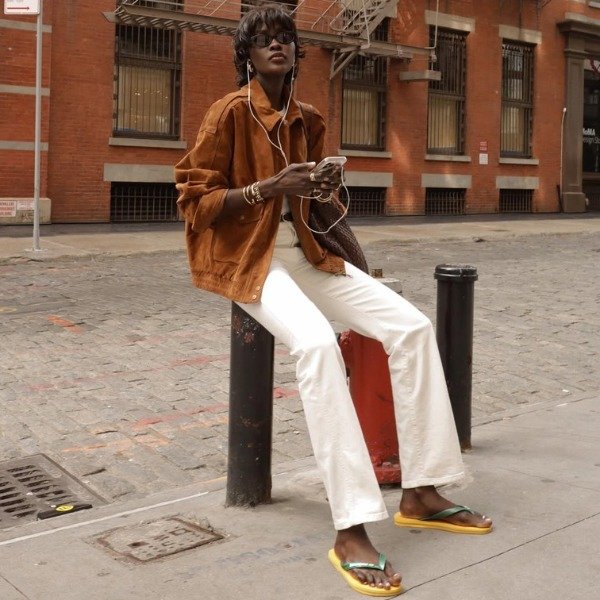 Looks elegantes com chinelo: inspirações para unir conforto e estilo