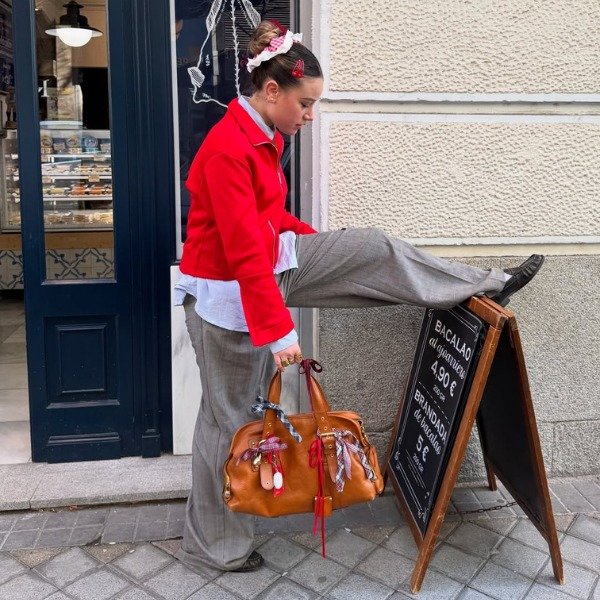 Como usar calça de alfaiataria cinza além do escritório