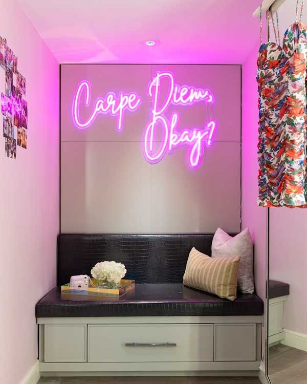 Sala moderna com letreiro neon rosa que diz 