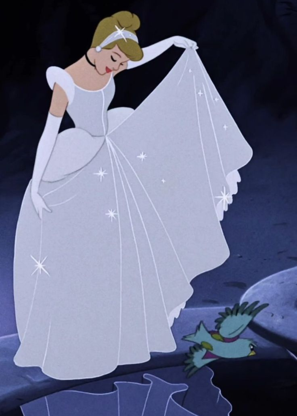 Personagem de vestido azul brilhante levanta a saia enquanto um pássaro passa voando, elemento clássico das princesas da Disney.