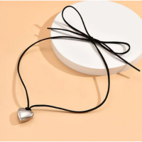 colar com pingente de coração prateado