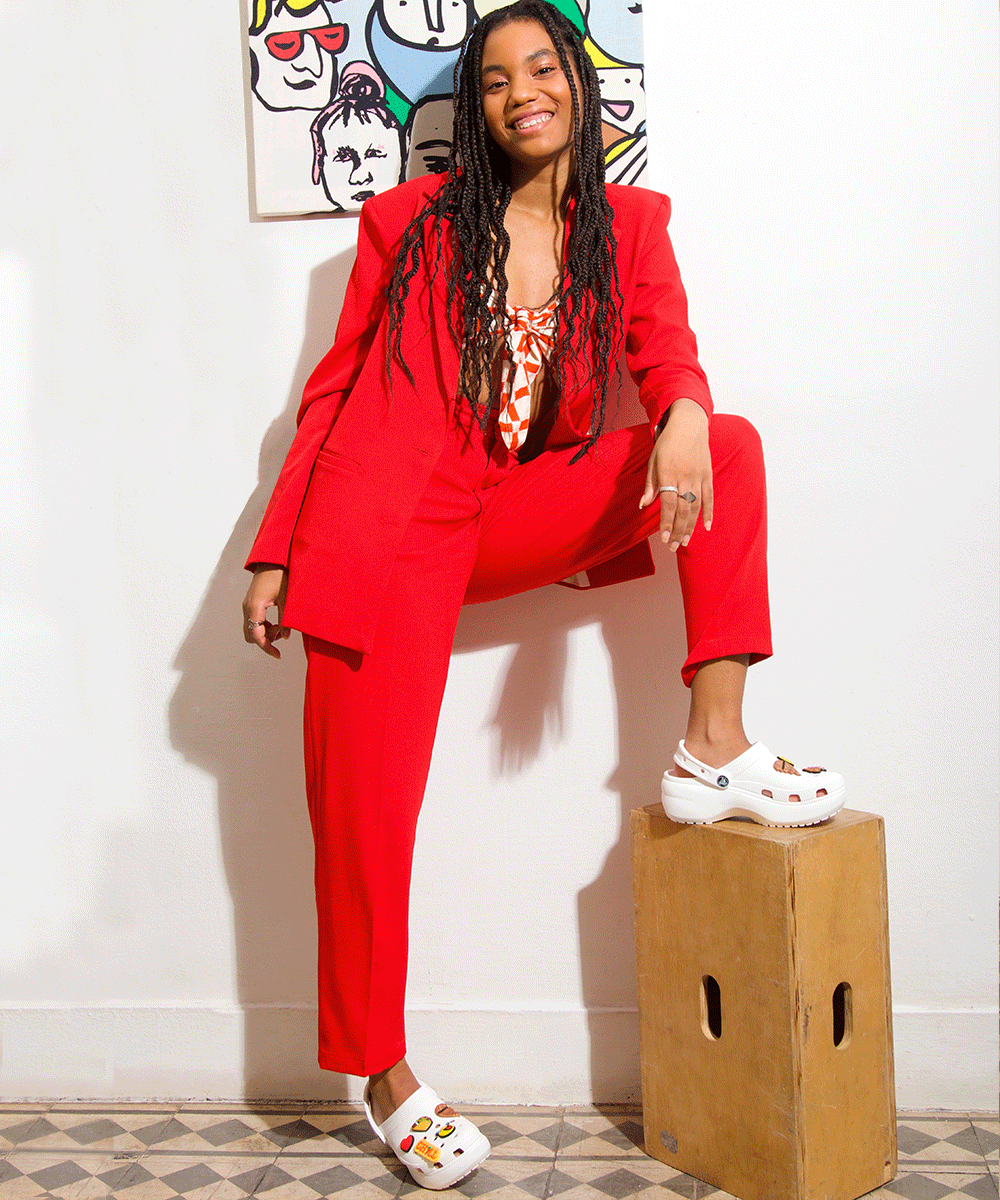 Mulher sorrindo e olhando para o lado, representando as perguntas frequentes.