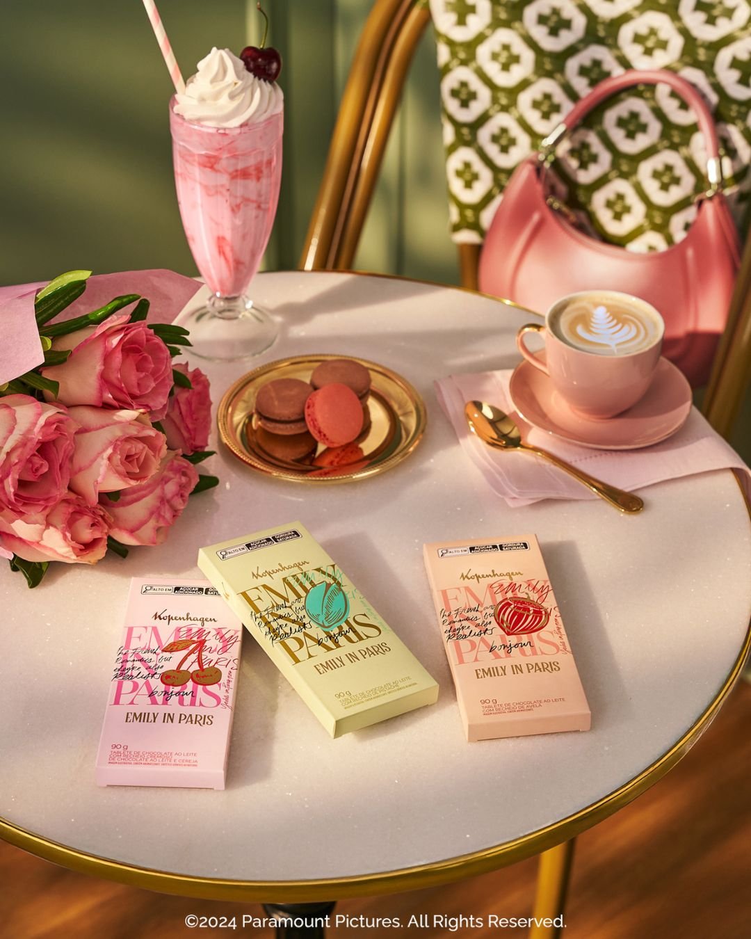 Sobremesas e flores em mesa elegante, com chocolates e bebida cremosa. Atmosfera Dolce Far Niente, repouso e prazer e a estética de Emily In Paris