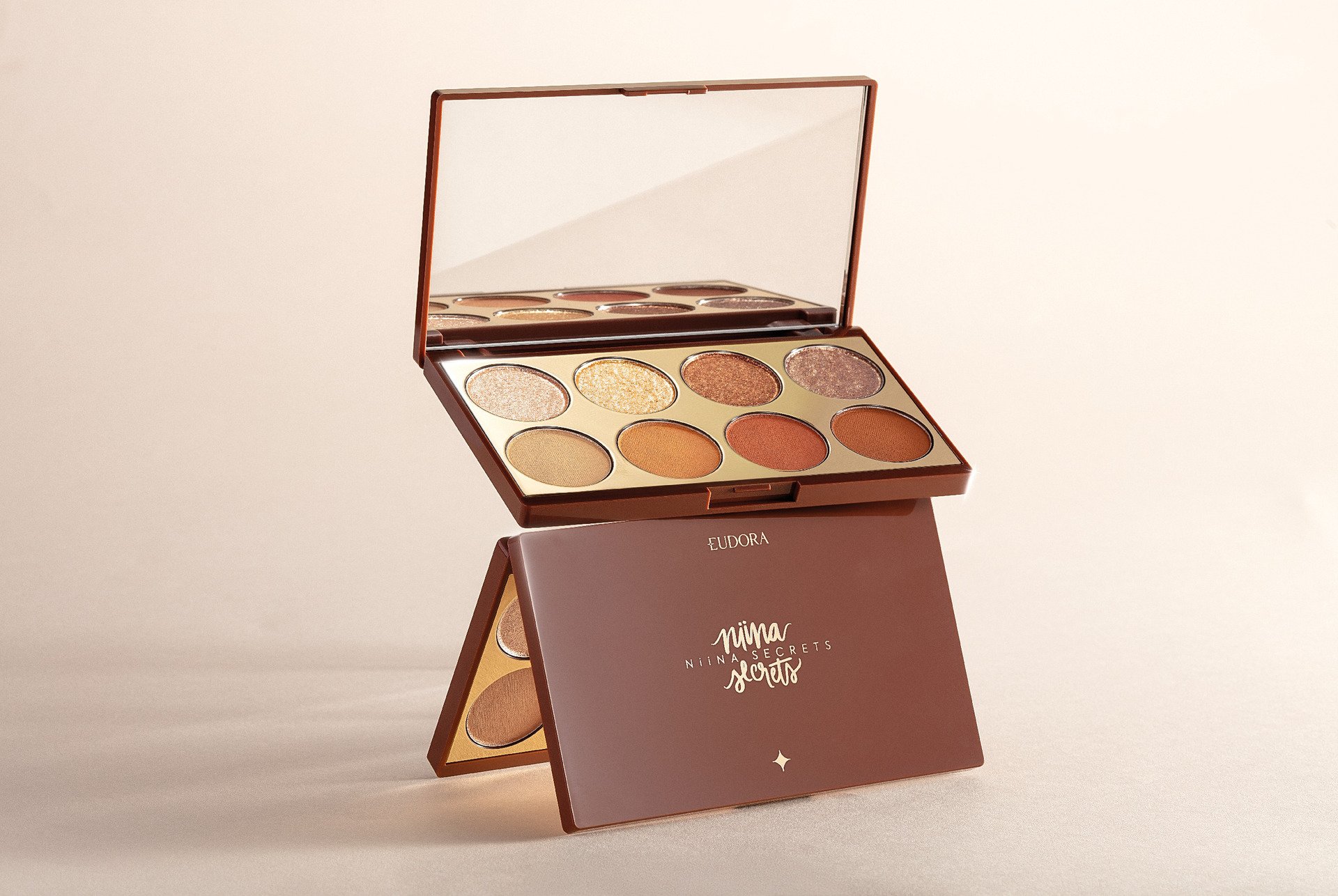 Paleta de sombras neutras Niina Secrets com tonalidades variadas e embalagem espelhada.
