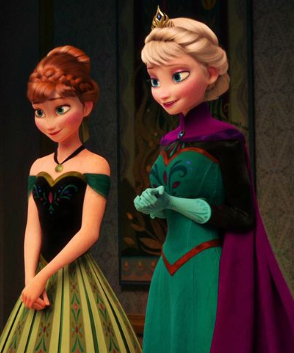 Personagens da Disney em trajes formais, sorrindo amistosamente.