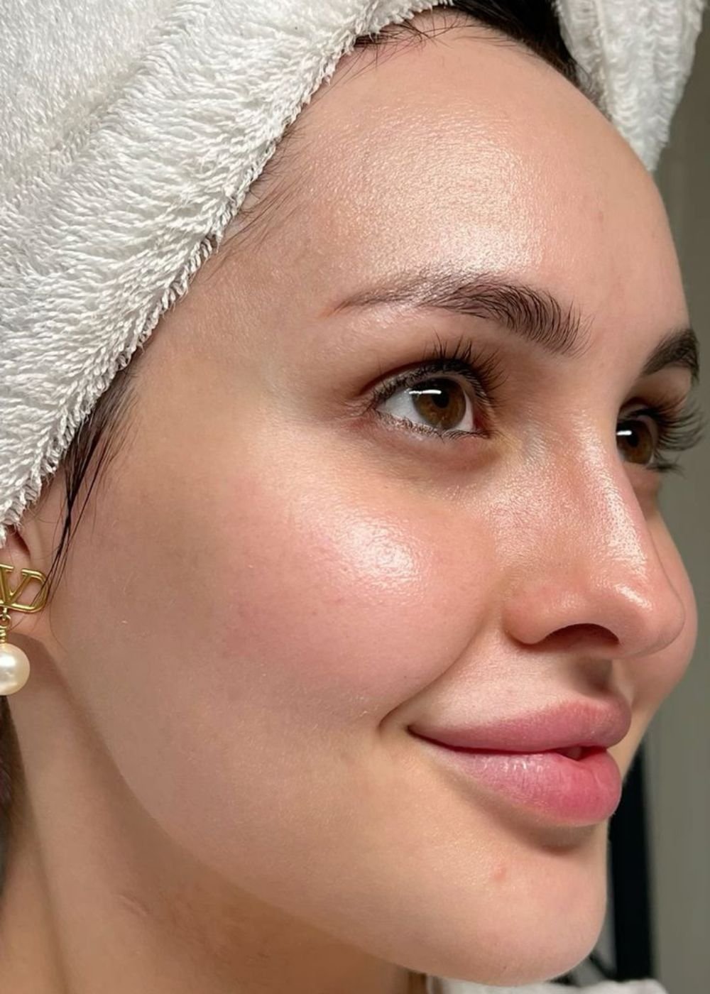 Pele luminosa destacando o efeito glass skin, realçando suavidade e brilho natural.